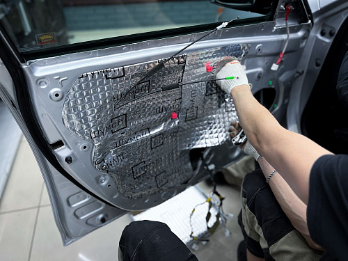 Оклейка технологических отверстий дверей виброизоляцией Тойота Камри 