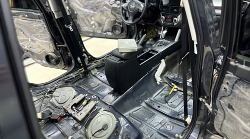 Штатная шумоизоляция пола Субару Форестер